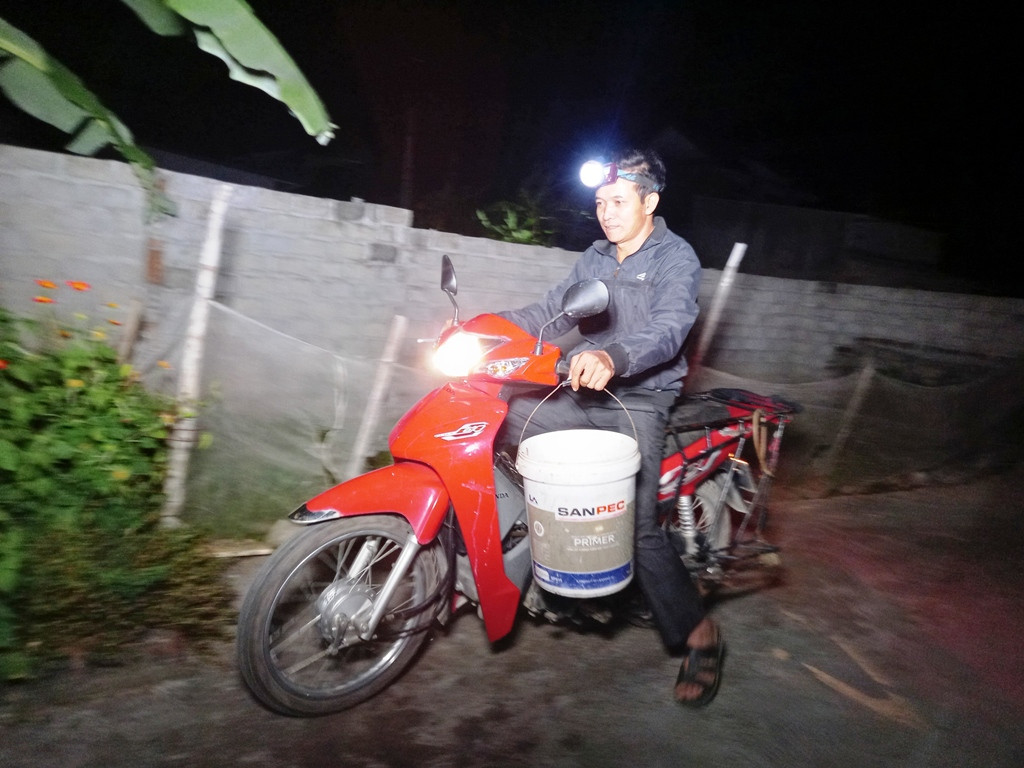 Người dân mang rươi vừa thu hoạch đến điểm thu mua.