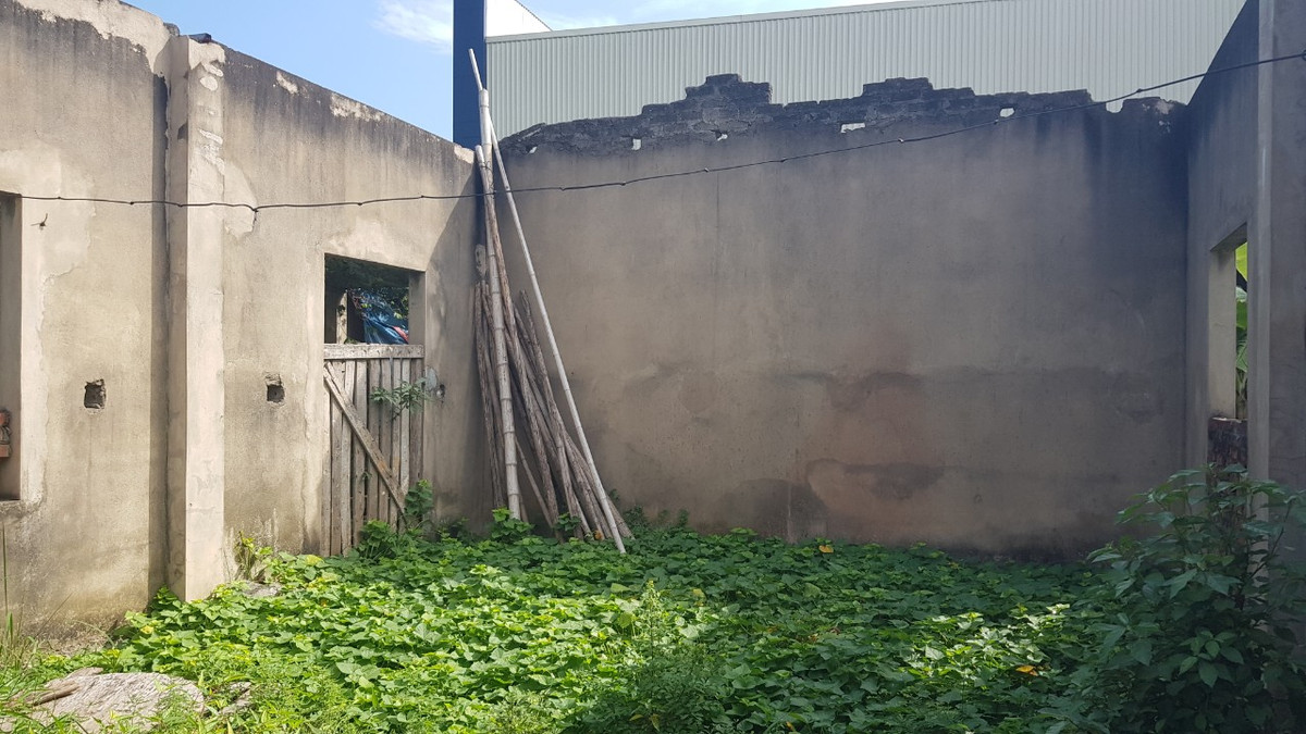 Một trong những công trình trên khu đất hiện còn dang dở.