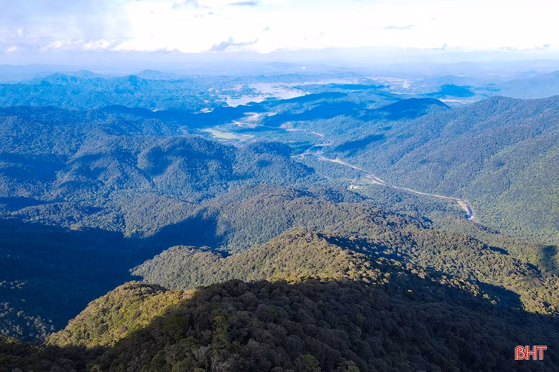 Vườn Quốc gia Vũ Quang có diện tích hơn 57.029 ha, trải dài trên địa bàn của cả 3 huyện là Vũ Quang, Hương Khê và Hương Sơn. 