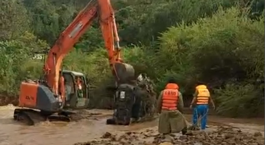 Dieu tra nguyen nhan 4 du khach nuoc ngoai bi lu cuon tu vong