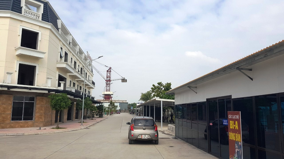 Theo Sở TN&amp;MT Hải Dương, nguyên nhân các vi phạm trên là do UBND thị xã Kinh Môn có dấu hiệu lúng túng hoặc chủ quan, đơn giản trong chỉ đạo thực hiện trình tự các bước, các công việc nhằm có dự án được phê duyệt, thu hồi đất, bồi thường hỗ trợ khi thu hồi đất để tạo mặt bằng sạch phục vụ công tác đấu giá quyền sử dụng đất; chưa kiên quyết trong phát hiện, xử lý vi phạm về xây dựng.