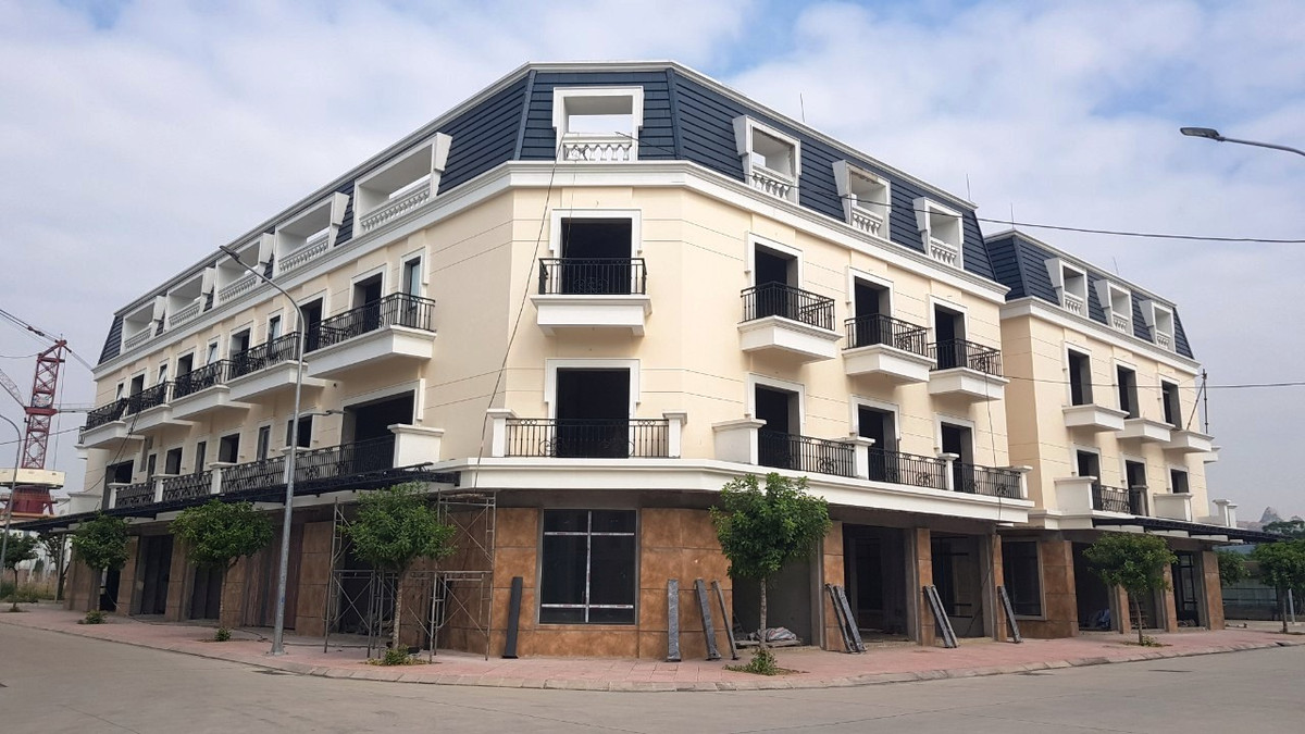 Chợ dân sinh cơ bản đã hoàn thiện. Tại vị trí dự án, 3 tòa nhà thương mại với các căn hộ liền kề, một tòa nhà khác hiện đã triển khai thi công xong phần móng.