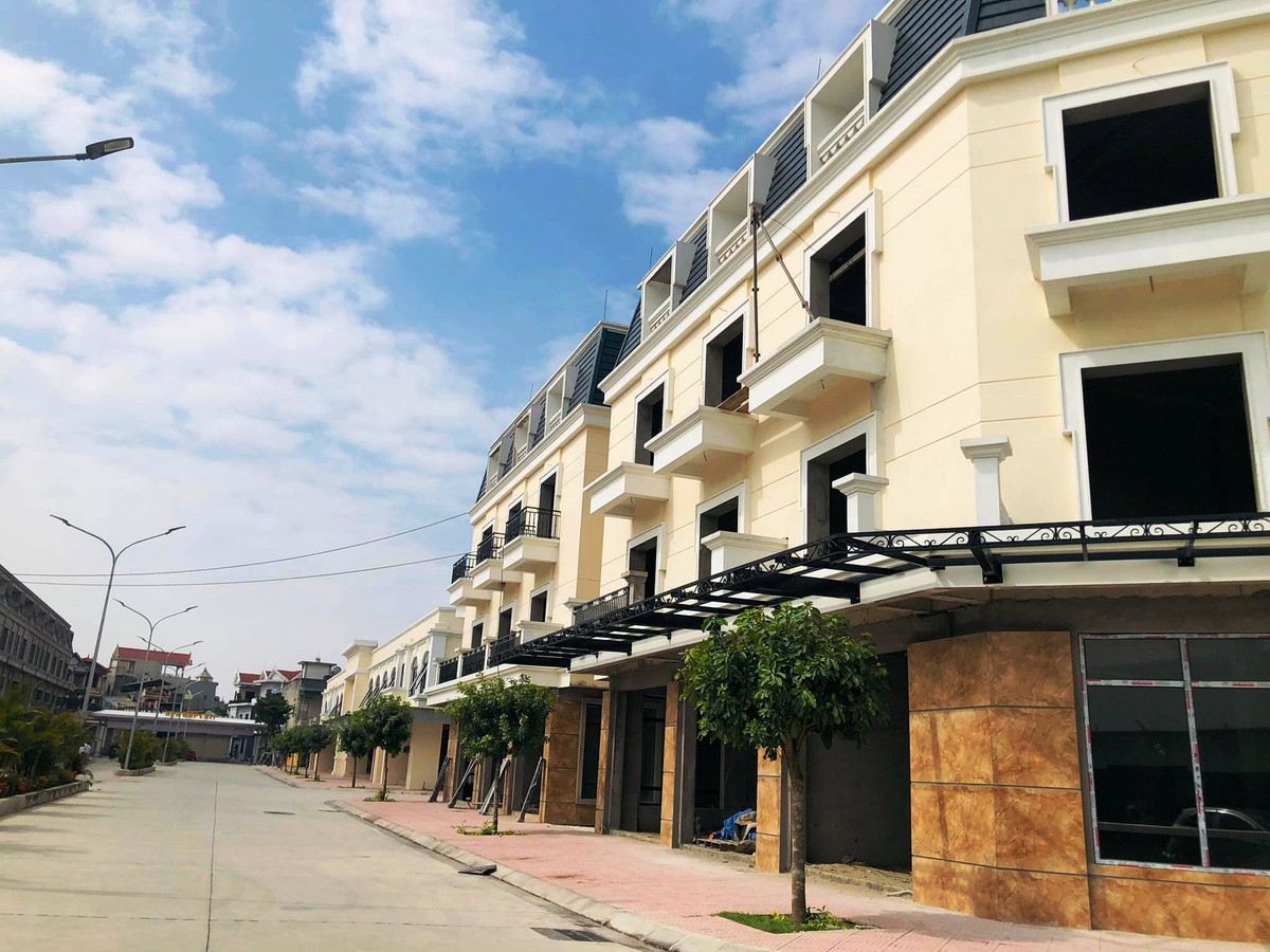 Ngày 28/6/2021, UBND tỉnh Hải Dương có công văn 2382 thông báo việc lựa chọn nhà đầu tư thực hiện Dự án Chợ dân sinh và Trung tâm thương mại An Lưu bằng hình thức đấu giá quyền sử dụng đất. Sau đó, UBND thị xã Kinh Môn đã trình HĐND thị xã có Nghị quyết thông qua và ngày 1/8/2021 đã có văn bản số 508 giao Ban Quản lý đầu tư xây dựng thị xã làm chủ đầu tư dự án; lập Quy hoạch chi tiết xây dựng tỷ lệ 1:500 và giải phóng mặt bằng để thực hiện dự án. Tuy nhiên, Ban Quản lý đầu tư xây dựng thị xã chưa lập dự án (hoặc chủ trương dự án) để trình phê duyệt làm căn cứ giải phóng mặt bằng. 