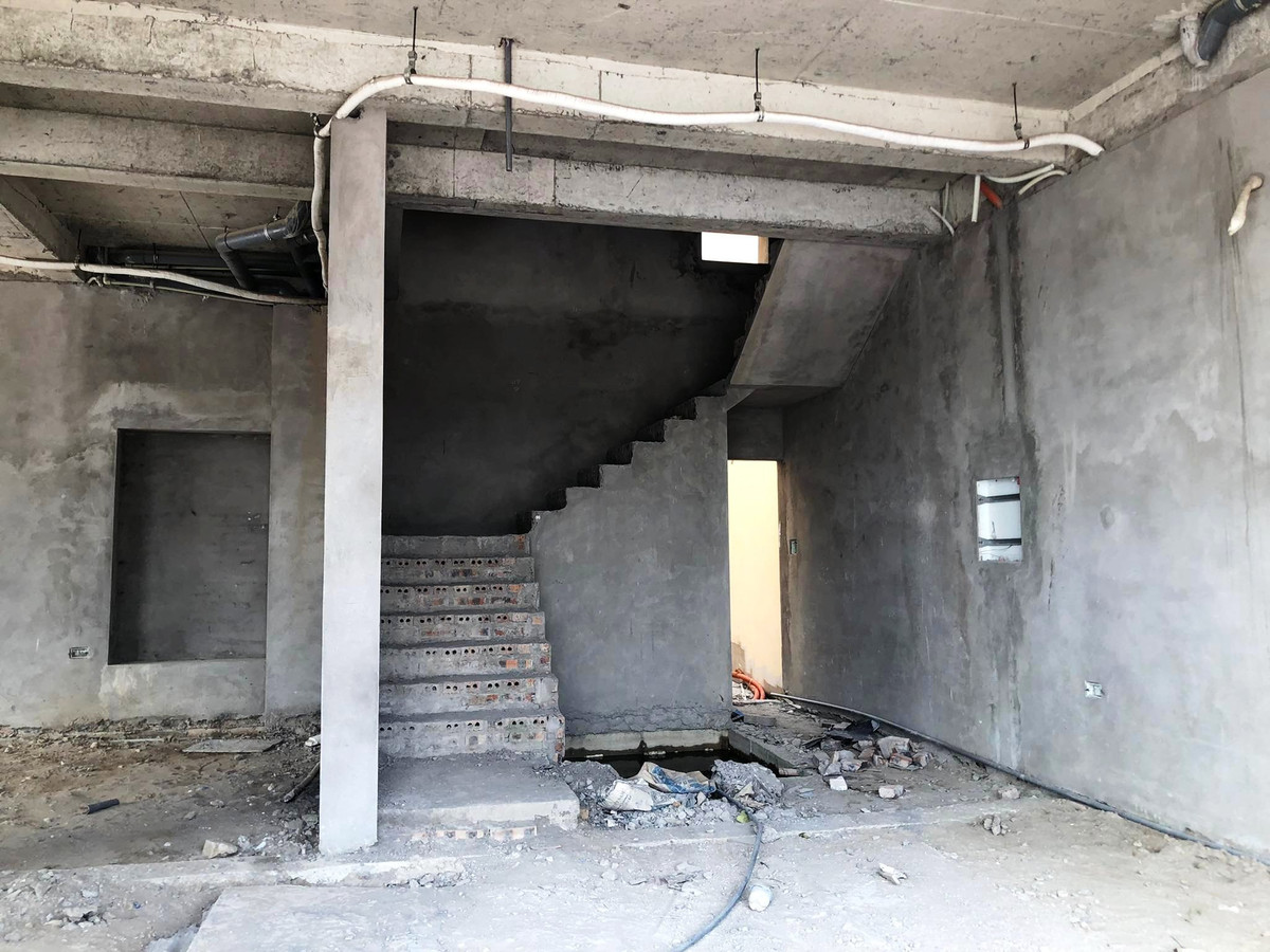 Đáng chú ý, UBND thị xã Kinh Môn để việc xây dựng công trình diễn ra trong khi chưa có dự án đầu tư được phê duyệt, chưa lựa chọn được chủ đầu tư. Hiện trên khu đất đã có các công trình xây dựng như cổng chào, đường giao thông nội bộ, chợ dân sinh và 3/4 tòa nhà thương mại và phần móng 1/4 tòa nhà còn lại. UBND thị xã Kinh Môn đã xác định một phần các công trình này do Công ty Cổ phần Burwitz xây dựng nên đã ban hành Quyết định xử phạt vi phạm hành chính số 41/QĐ-XPHC ngày 07/3/2022 và hiện UBND thị xã Kinh Môn đang tiếp tục xác định chủ thể xây dựng của các công trình còn lại. 