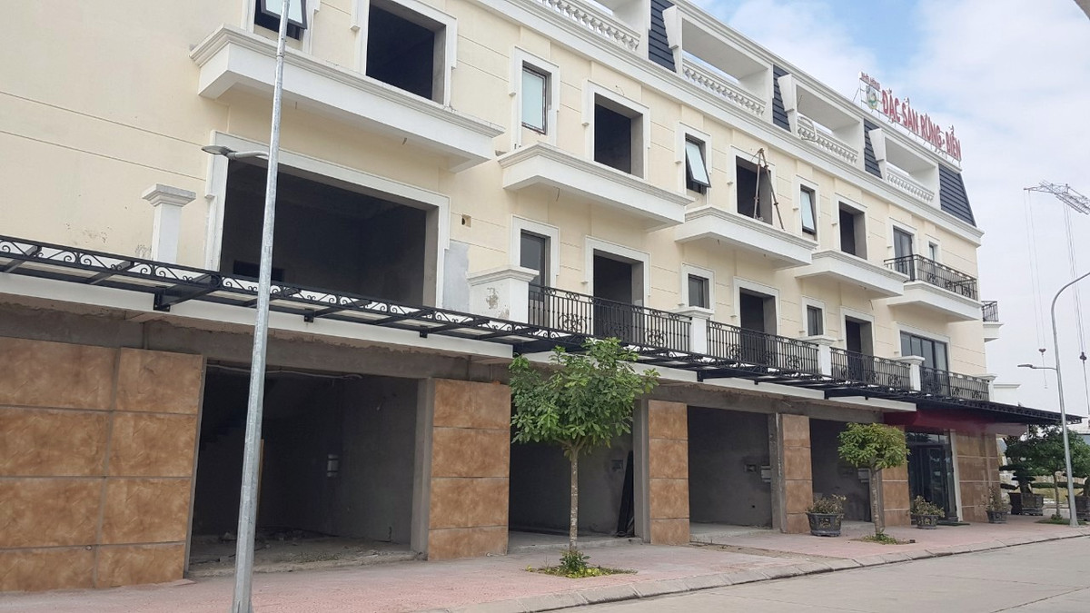 Theo hồ sơ, tháng 11/2020, UBND thị xã Kinh Môn đã có quyết định 2048 chỉ định Công ty TNHH Đức Dương là đơn vị tổ chức lập dự án đầu tư xây dựng Chợ dân sinh và Trung tâm thương mại An Lưu. Sau đó một tháng, UBND thị xã Kinh Môn tiếp tục ban hành Quyết định số 1154 quyết định chủ trương đầu tư dự án Chợ An Lưu do Công ty TNHH Đức Dương là chủ đầu tư, tách ra từ quy hoạch Dự án Chợ dân sinh và Trung tâm thương mại An Lưu. Tuy nhiên, ngày 13/8/2021, UBND thị xã Kinh Môn đã có quyết định số 433 thu hồi quyết định trên. 