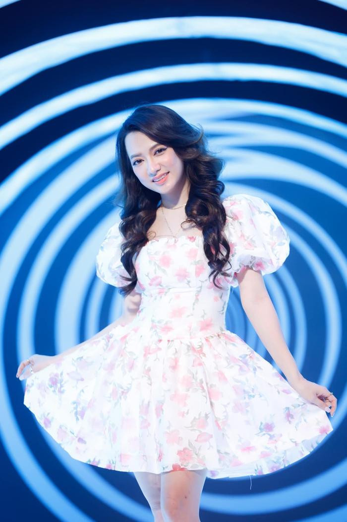 Cho đến năm 2022, người đẹp bất ngờ phát hành sản phẩm âm nhạc mới và quay trở lại Việt Nam để tham gia các chương trình truyền hình. Màn "tái xuất" của nữ ca sĩ làm cho fan vô cùng thích thú và săn đón vô cùng nồng nhiệt. 