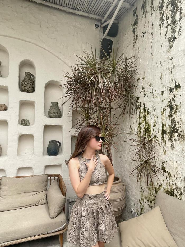 Trong chuyến trở về Việt Nam vào cuối năm ngoái, Xuân Nghi chỉ nhận lời biểu diễn ở hai sân khấu nổi tiếng. Trái ngược với hình ảnh sắc sảo khi ở Mỹ, tại quê nhà Xuân Nghi luôn thể hiện sự dịu dàng, nữ tính