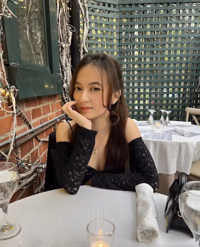 Tuy nhiên vào năm 2010, gia đình Xuân Nghi đã sang Mỹ định cư khiến cho nhiều người hâm mộ không khỏi tiếc nuối. Bên cạnh đó, nữ ca sĩ cũng lựa chọn xứ cờ hoa là nơi để học tập, theo đuổi niềm đam mê với âm nhạc.