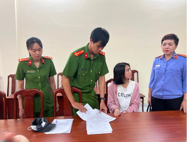 Nguoi mau Ngoc Trinh bi khoi to: Vi sao khong duoc tai ngoai?-Hinh-2