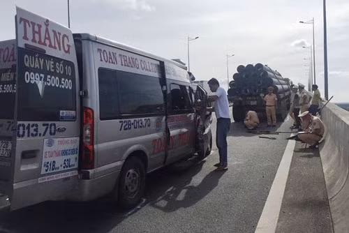 TPHCM: O to khach tong container tren cao toc, nhieu nguoi thuong vong