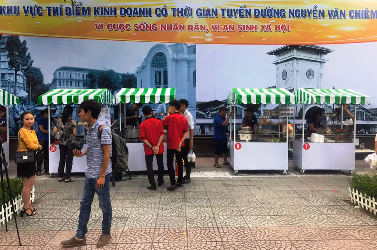 Sáng nay (28/8), UBND quận 1, TP HCM chính thức tổ chức thí điểm kinh doanh có thời gian trên tuyến đường Nguyễn Văn Chiêm (phường Bến Nghé, quận 1). Đây là kế hoạch tổ chức cho người bán hàng rong trên địa bàn có nơi kinh doanh ổn định, góp phần lập lại trật tự đô thị mà quận 1 nói riêng và TP HCM đang ráo riết thực hiện trong suốt năm qua.