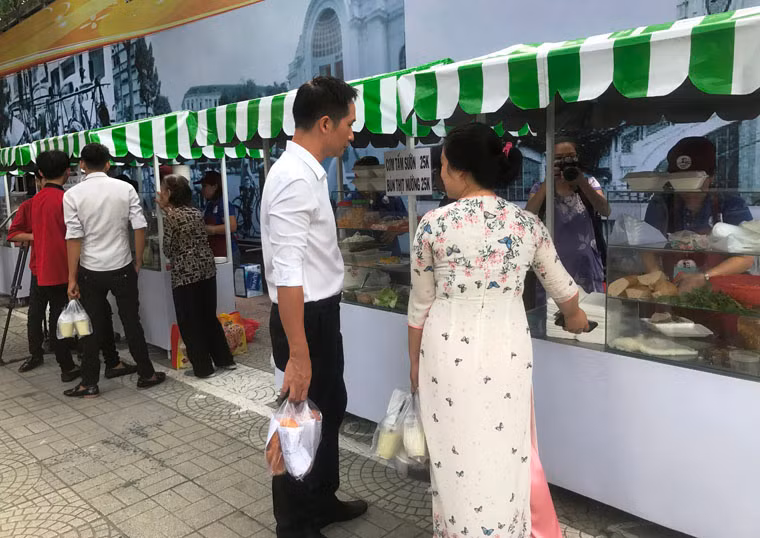 Được biết, cá hộ được buôn bán tại phố hàng rong này là những người nghèo, bán hàng rong được UBND phường Bến Nghé và Phòng Kinh tế quận 1 lựa chọn rất kỹ càng. Hộ buôn bán tại đây sẽ không trả bất kỳ khoản phí nào vì đề án này được một số đơn vị tài trợ.