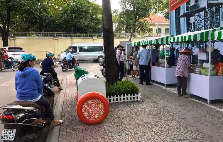 Phố hàng rong này chủ yếu phục vụ cho khách mua đem đi, không bày bàn ghế trên vỉa hè nhằm đảm bảo trật tự văn minh đô thị.