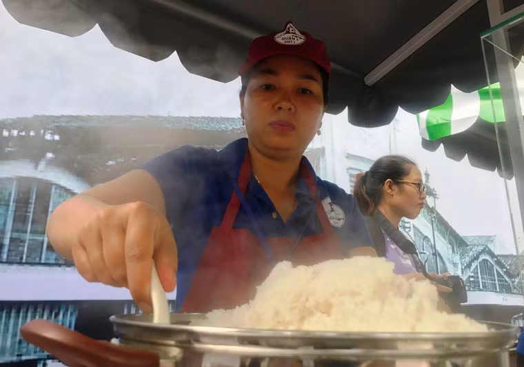 Phố hàng rong Nguyễn Văn Chiêm có hai khung thời gian để người dân được mua bán. Buổi sáng từ 6h đến 9h, buổi chiều từ 11h đến 14h.