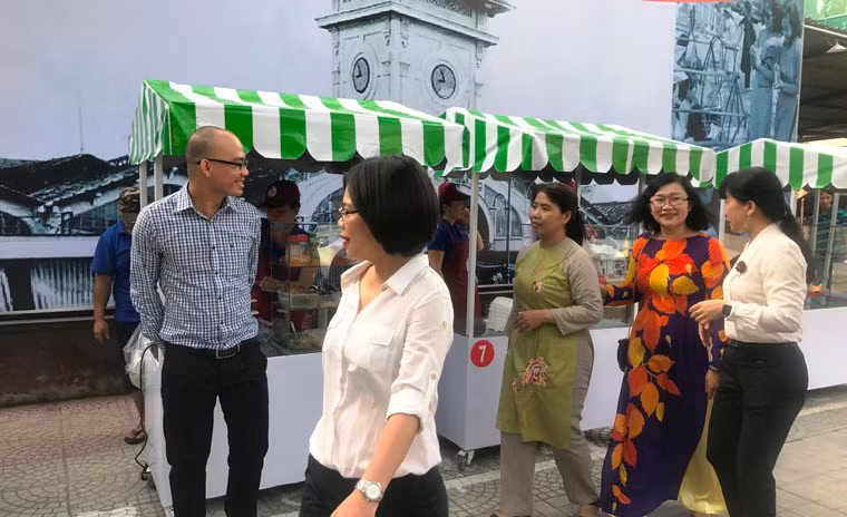 Rất đông người dân thành phố là giới công chức, người lao động...đã đến thăm quan, mua thức ăn sáng.