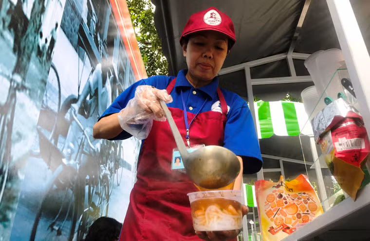 Người buôn bán tại phố hàng rong được kiểm tra sức khỏe định kỳ, trang phục, bảng tên theo đúng quy định.