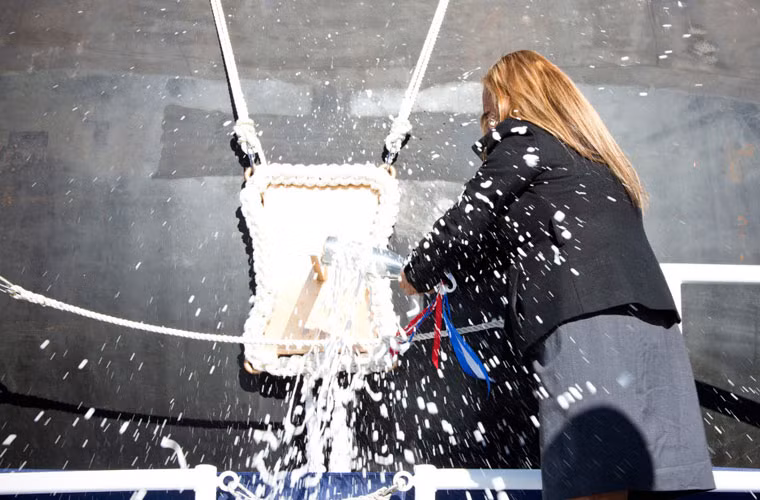 Ảnh: Người thân của Trung sĩ Rafael Peralta đập chai rượu vào thành tàu trong lễ rửa tội.