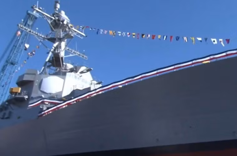 Siêu hạm USS Rafael Peralta (DDG-115) có lượng giãn nước toàn tải 9.200 tấn, dài 155m, rộng 20m, mớn nước 9,3m, thủy thủ đoàn 300 người.