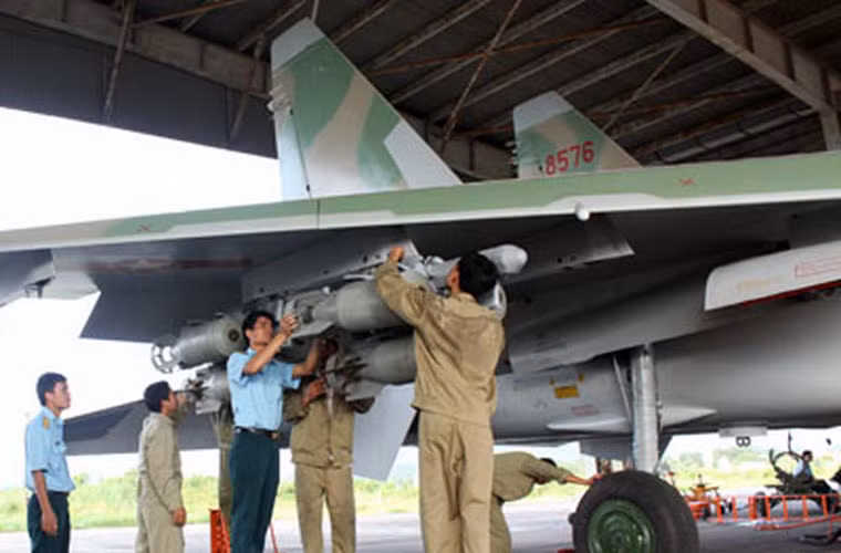 Theo nhà sản xuất Sukhoi, một chiếc Su-30MK (nền tảng phát triển Su-30MK2) thì mỗi máy bay sẽ mang tổng cộng 6 bom thông minh KAB-500 hoặc lên tới 28 bom không điều khiển loại OFAB-250-270.