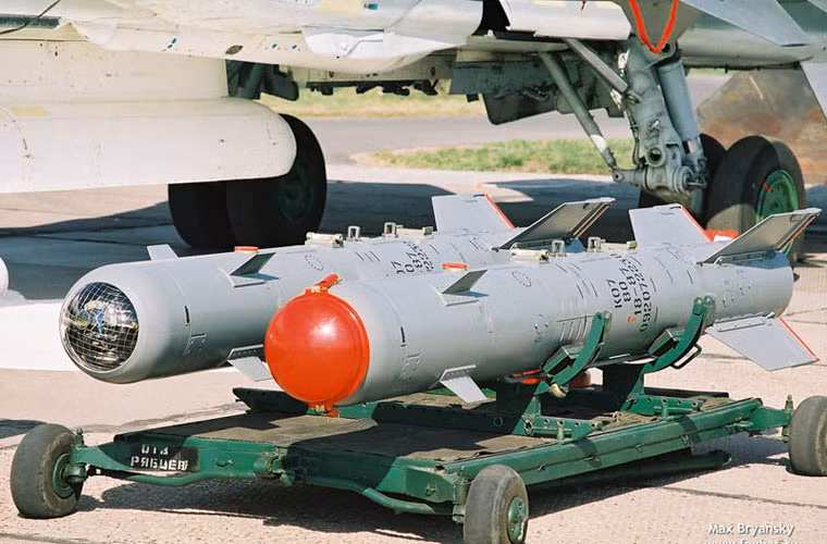 Theo dữ liệu của Viện Nghiên cứu Hòa bình Quốc tế Stockholm (SIPRI), trong năm 2009 Việt Nam đã đặt mua 200 quả bom thông minh KAB-500/1500 từ Nga để trang bị cho chiến đấu cơ Su-30MK/MK2. Tuy nhiên không rõ Việt Nam chọn mua biến thể dẫn đường nào của họ bom thông minh này.