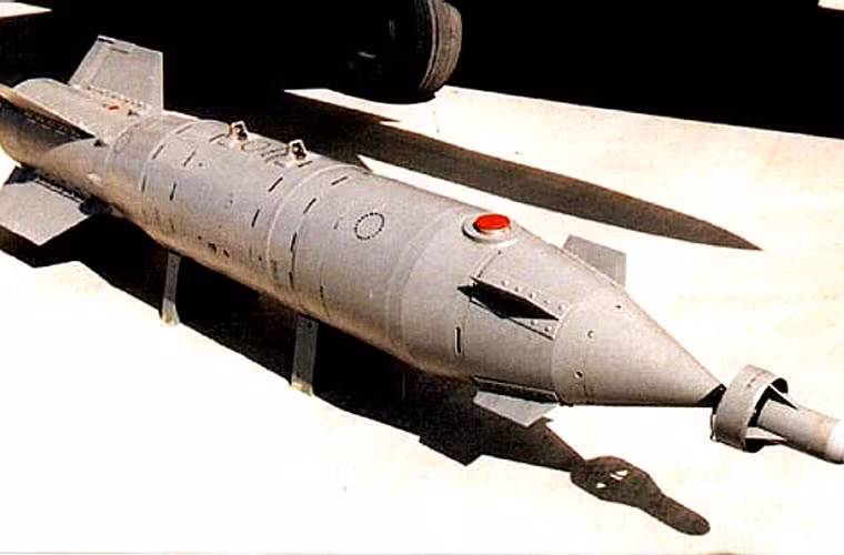 Trong ảnh là KAB-500L được trang bị hệ thống dẫn đường laser bán chủ động. Nó sử dụng bộ dẫn hướng lade Azov 27N hoặc 27N1, được đánh giá tương đương với bộ dẫn hướng trên bom thông minh Paveway-I/II của Mỹ. Bom được thả từ độ cao 1-15km, tốc độ máy bay khi ném bom 550-1700km/h, bán kính lệch mục tiêu (CEP) khoảng 7-10m.