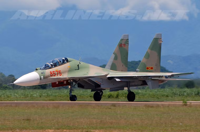 Su-30MK2 hiện là loại máy bay chiến đấu hiện đại nhất Không quân Nhân dân Việt Nam và cũng là máy bay chiến đấu chủ lực của không quân ta.
