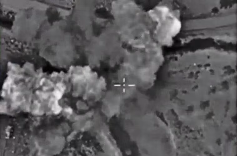 Hình ảnh vụ nổ san phẳng căn cứ phiến quân IS ở Syria được ghi lại từ camera máy bay không người lái Nga.
