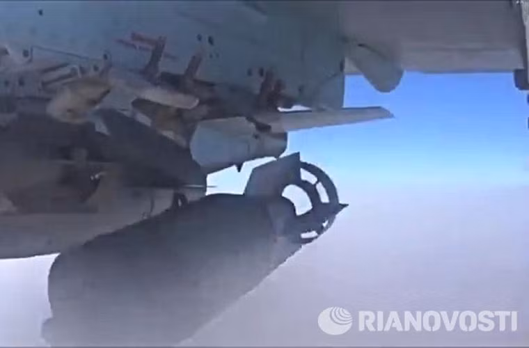 Khoảnh khắc bom OFAB rời giá phóng trên máy bay cường kích Su-25 của Không quân Nga.