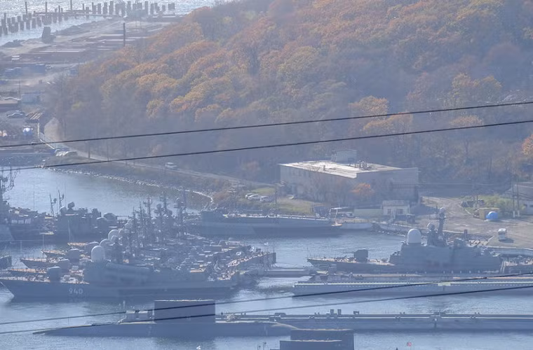 Phía sau có một tàu tên lửa Project 1241 trang bị tên lửa hành trình P-15 Termit.