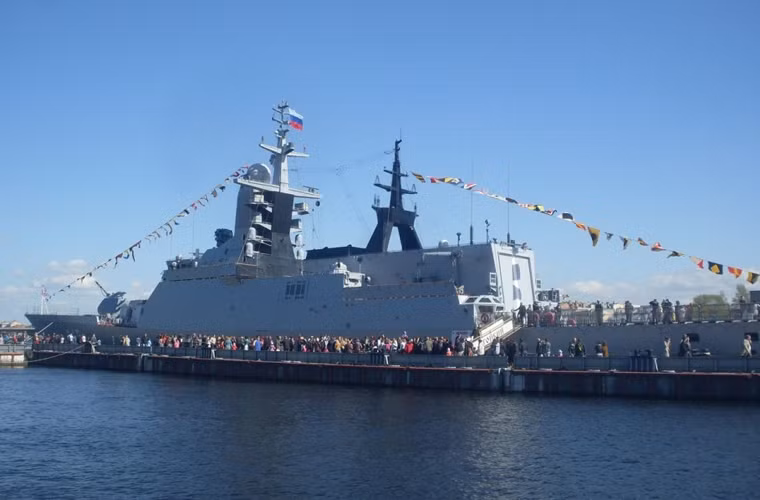 Một đoàn khách thăm quan bên ngoài đang chuẩn bị lên thăm tàu hộ vệ tàng hình Stoikiy (545).