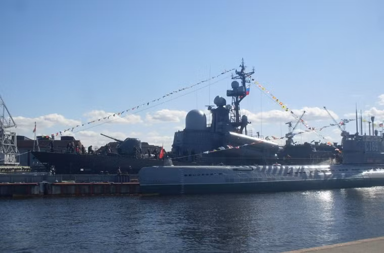Tàu tên lửa tấn công nhanh project 12411 neo đậu cạnh tàu ngầm bảo tàng S189.