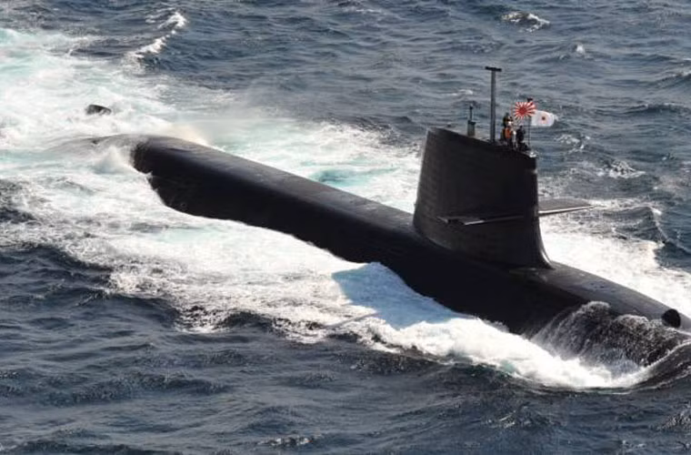 Một trong những điểm nhấn khi nói tới lớp Soryu là việc được trang bị hệ thống đẩy không khí độc lập cho khả năng lặn dưới mặt nước trong thời gian dài hơn tàu ngầm thông thường khác. Soryu có thể lặn sâu đến 500m, tầm hoạt động đến 6.100 dặm. Tàu được trang bị 6 ống phóng ngư lôi 533mm với hai vũ khí chính gồm: Ngư lôi Type 89 và tên lửa hành trình Harpoon.