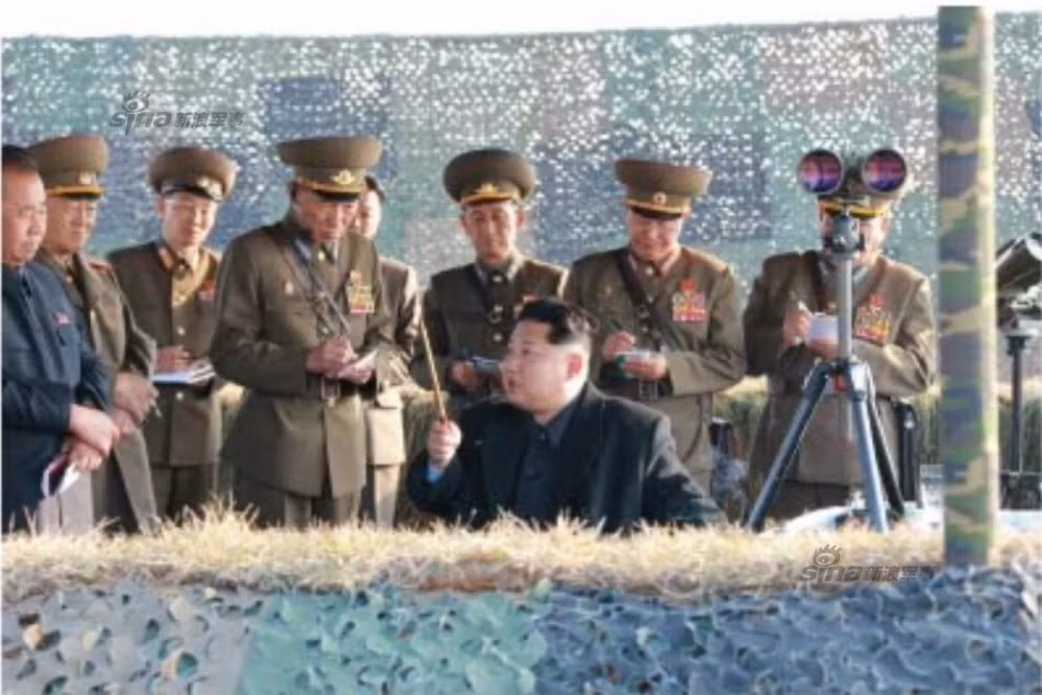 Ông Kim Jong-un trên vọng quan sát cùng tướng lĩnh Quân đội Triều Tiên.