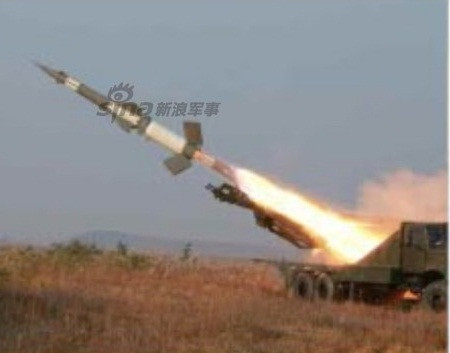 Đạn tên lửa SA-3 rời bệ phóng. Đáng lưu ý, so với mẫu gốc, SA-3 của Triều Tiên dường như đã được cải tiến, tích hợp lên xe phóng tự hành thay vì bệ phóng cố định.