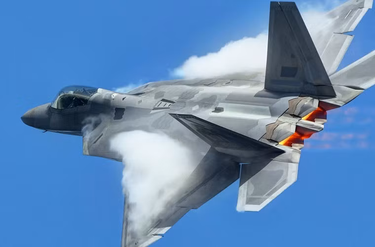 Tuy không tham gia nhiều các cuộc không kích phiến quân IS tại Syria, tuy nhiên nhờ trang bị các cảm biến tiên tiến nhất nên các chỉ huy Mỹ sử dụng F-22 như nền tảng thu thập thông tin tình báo, chỉ huy và kiểm soát trên không.