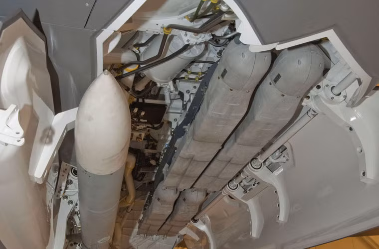 Tuy được thiết kế chuyên cho nhiệm vụ không chiến nhưng khi cần F-22 Raptor có thể không kích mục tiêu mặt đất bằng bom thông minh đường kính nhỏ (SDB) GBU-39, tổng cộng 8 quả (mỗi qua 110kg).