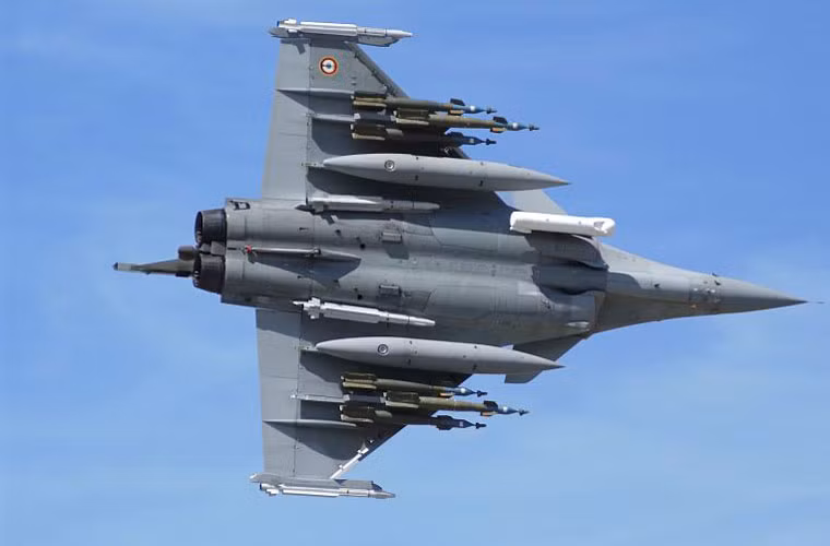 Rafale có thể không kích IS bằng tên lửa không đối đất AS-30L, bom thông minh GBU-12/22/49/24..., đạn chính xác cao AASM.