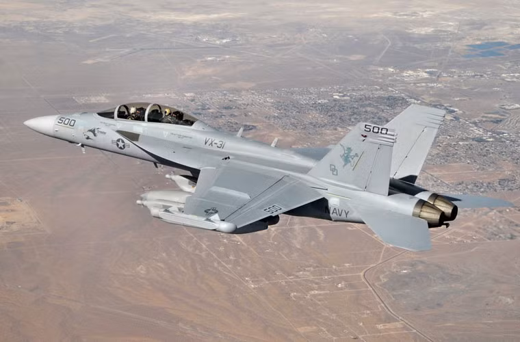Đứng thứ hai trong bảng xếp hạng máy bay chiến đấu tối tân không kích IS là EA-18G - máy bay tấn công điện tử được thiết kế trên cơ sở tiêm kích hạm F/A-18F Super Hornet với vai trò phá vỡ các hệ thống radar, liên lạc của đối phương.