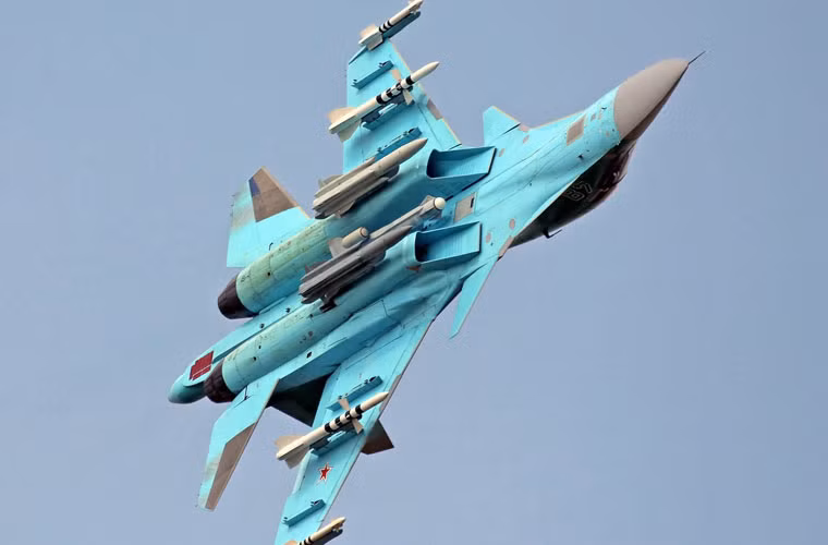 So với các thế hệ máy bay ném bom chiến thuật trước đây của Liên Xô, Su-34 được trang bị hệ thống điện tử tối tân hơn nhiều. Đặc biệt là sự có mặt của radar mạng pha bị động Leninets B-004 cung cấp chế độ không đối đất tuyệt vời.