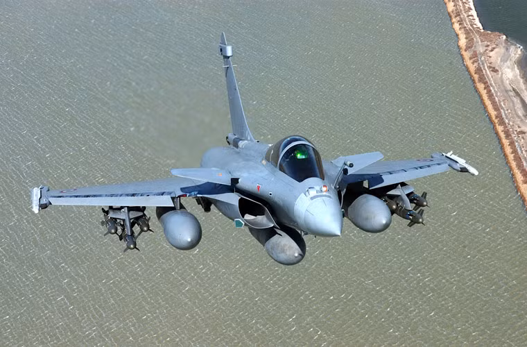 Dassault Rafale nổi tiếng với giá đắt chưa từng thấy khi chỉ là máy bay chiến đấu thế hệ 4. Bù lại, nó được trang bị hệ thống cảm biến tối tân ví dụ như radar mạng pha bị động RBE2, hệ thống tác chiến điện tử SPECTRA cực kỳ hiệu quả, hệ thống trinh sát hồng ngoại Damocles.