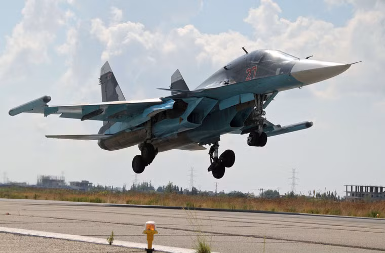 Vị trí thứ 3-4 trong top máy bay chiến đấu săn lùng IS là thuộc về các dòng máy bay Nga. Điển hình là Sukhoi Su-34 - mẫu máy bay ném bom chiến thuật hiện đại nhất của Không quân Nga hiện tại. Cuộc không kích IS ở Syria là cuộc chiến đầu tiên của Su-34 kể từ khi chính thức đưa vào phục vụ trong Không quân Nga.