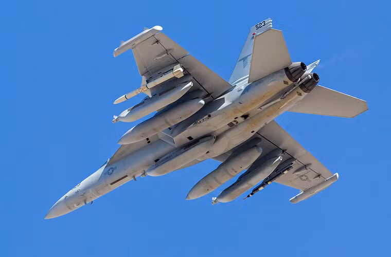 EA-18G có thể mang tên lửa không đối không AIM-9 và AIM-120 để phòng vệ trên không và AGM-88 HARM để tiêu diệt các đài radar trinh sát - dẫn bắn của đối phương.
