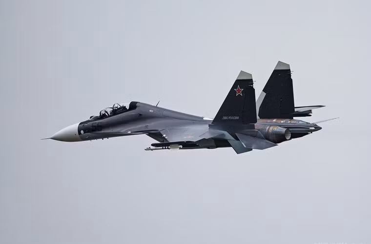 Tại Syria, Su-30SM hoạt động chủ yếu với vai trò hộ tống các máy bay ném bom Nga không kích phiến quân IS. So với các loại tiêm kích F-16, F-15 của Mỹ-Israel hiện diện quanh vùng lãnh thổ Syria thì Su-30SM đều tỏ ra vượt trội hơn.