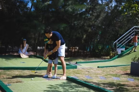 Loạt ảnh Kim Lý hướng dẫn bé Subeo đánh golf mới được chia sẻ. Có mặt trong buổi dã ngoại này còn có Hồ Ngọc Hà. Nữ ca sĩ ngồi ở xa nhìn "bạn trai" chăm sóc cho con của mình.