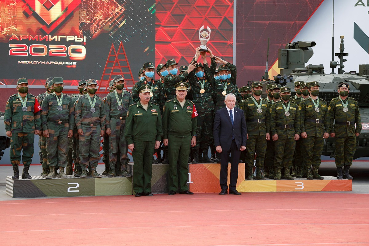 Thậm chí trong năm nay, khi luyện tập chúng ta còn sử dụng T-54B nguyên bản chứ không phải T-54M cải tiến với hệ thống điều khiển hỏa lực nâng cấp như năm 2019 nhưng vẫn đổi màu được tấm huy chương.