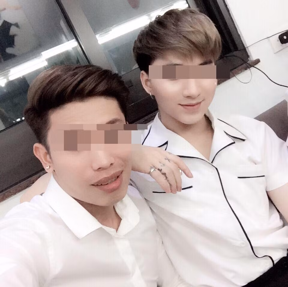 Tài khoản B.Thạch bình luận: "Chiêu trò câu view này trẻ con cũng nhận ra anh ơi! Chẳng nhẽ yêu nhau 2 năm mà cô người yêu lại không hiểu hoàn cảnh của bạn trai ra sao mà đòi hỏi. Cùng với đó, nếu là người hám lợi, ngay từ đầu họ đã thể hiện bản chất chứ không đợi đến khi yêu lâu vậy mới để anh biết".