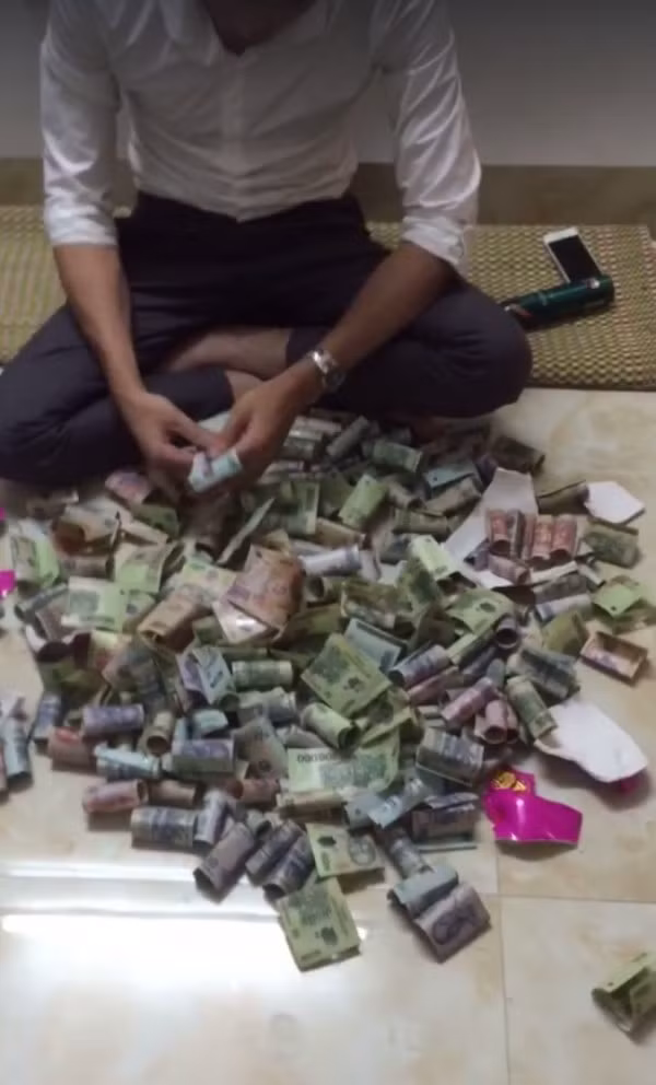 Sau khi đoạn clip đập lợn mua SH của P.H được chia sẻ rộng rãi trên mạng xã hội, đa phần mọi người tỏ ra phẫn nộ trước hành động của cô bạn gái và không quên gửi lời an ủi, động viên nam thanh niên bị phụ tình. Tuy nhiên, một bộ phận dân mạng lại lên tiếng cho rằng, clip thực tế chỉ là trò câu view, thu hút sự chú ý của dư luận.