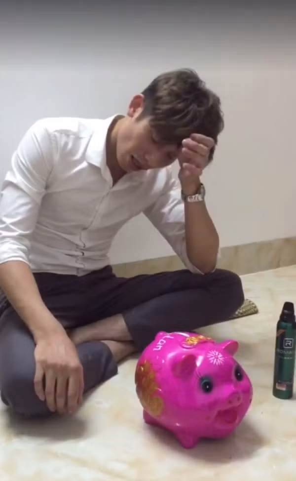 Bất ngờ nổi tiếng trên mạng xã hội qua đoạn clip đập lợn mua SH trả thù bạn gái, trang cá nhân của anh chàng thợ cắt tóc sau một đêm lượng người theo dõi tăng đột biến. Theo như tìm hiểu, anh chàng này tên là P. H, sinh năm 1989, vài ngày trước đây, bạn gái của P.H nhất quyết đòi chia tay chỉ vì anh không có xe xịn khiến cô xấu hổ với bạn bè. Quá thất vọng và đau buồn, P.H đã về nhà đập lợn tiết kiệm lấy tiền mua SH để dạy cho người yêu một bài học.