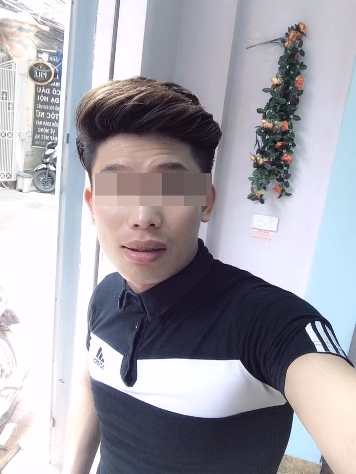 Tài khoản B.Hoàng cũng lên tiếng: "Nếu đã là đàn ông, chẳng ai thích mang chuyện bị bạn gái bỏ vì nghèo lên mạng xã hội để khoe cả. Đằng này chàng trai trên và bạn bè của anh còn liên tục chia sẻ, kể lể nói xấu bạn gái. Dù chuyện này có thật đi chăng nữa thì anh thợ cắt tóc này cũng không phải là người tử tế gì".