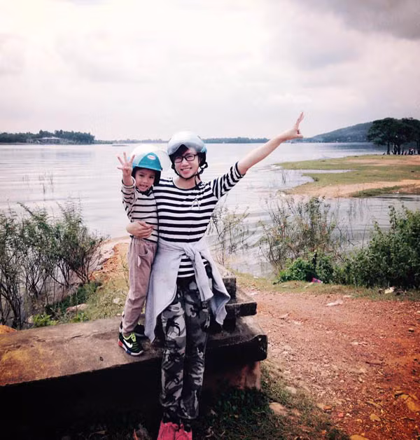 Với mong ước sẽ cho con nhiều trải nghiệm sống và tính cách mạnh dạn ngay từ bé, chị Phương đã không ngần ngại cho con theo mình trên mọi chuyến đi bằng chiếc xe Minsk “huyền thoại”.